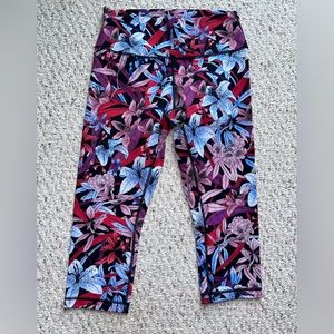 Women’s Lululemon WunderUnder cropped tights/leggings  —10